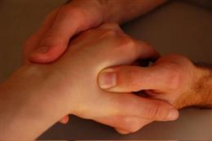 masaje de manos y brazos